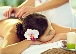 享受spa按摩的美女图片