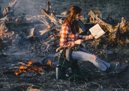 正在看书的女孩图片