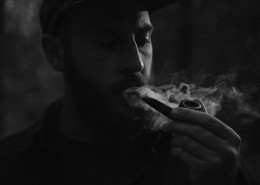 正在抽烟的男子图片大全