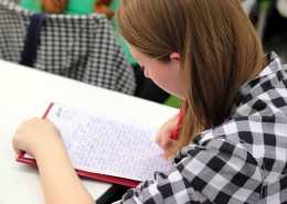 低头写字的人图片