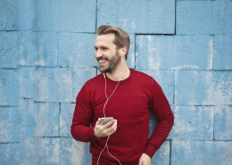 听音乐的男青年图片大全