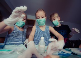 扮成医生的儿童图片