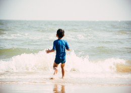 在海边玩耍的可爱儿童图片