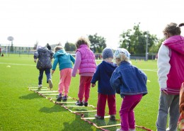 一起玩耍的儿童图片