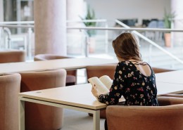 坐在沙发上的美女图片