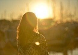 夕阳下的美女图片