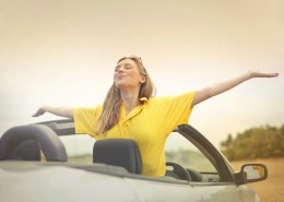 笑容灿烂的美女图片