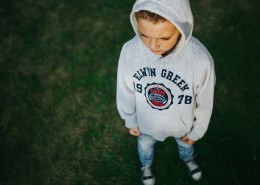 花园里的男孩图片