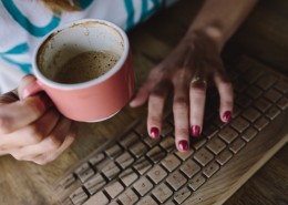 手在敲打木制键盘的图片大全