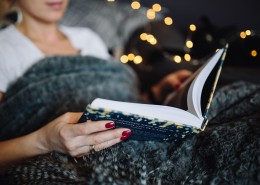 美女在床上看书的图片大全