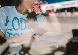 在咖啡店看书的美女图片