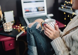 美女手拿杯子的图片