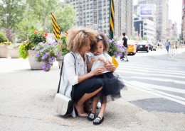 慈祥的母亲和她可爱的孩子图片