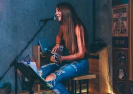 正在弹吉他的人图片大全