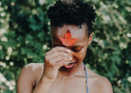 手里拿着一片叶子的人图片