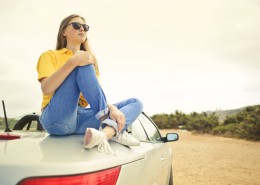 一个穿黄色衣服的女孩图片