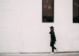 抓拍人走过墙图片