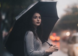 撑着伞的人图片大全