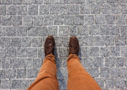 站立的人踩在地上的脚图片