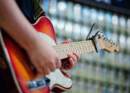 弹电子吉他的吉他手图片