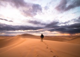 人们走在沙漠的图片大全
