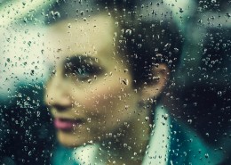 有雨的玻璃窗里的人大全