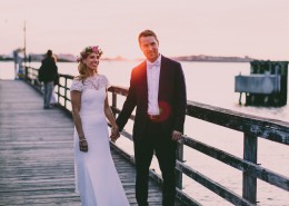 牵着手的新娘与新郎图片