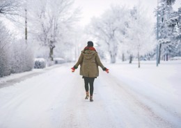 走在雪地的图片
