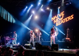 人声鼎沸的明星演唱乐会现场图片