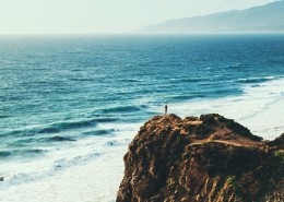 在悬崖边上的人们的图片