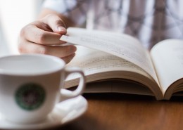 正在看书学习的人图片