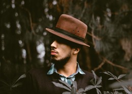 戴礼帽的男孩图片