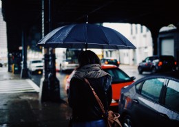 撑着雨伞的人物图片
