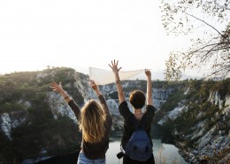 旅游拍照的美女图片