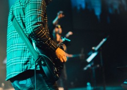 音乐会上演奏的吉他手图片