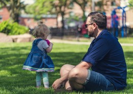 一对父女在公园玩耍图片大全