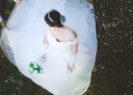 穿着婚纱的美丽新娘图片