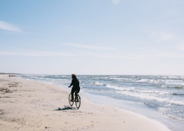 在海边的背影图片