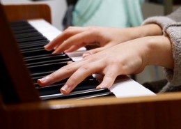 弹奏钢琴图片