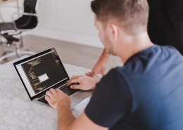 正在写代码的程序员图片