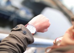 戴手表的手图片