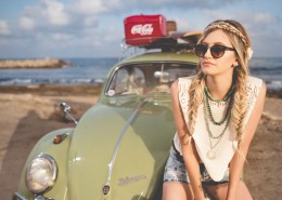 戴墨镜的女孩图片