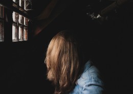 伤心难过的人图片