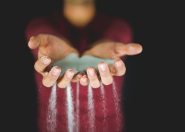 双手捧着各种东西图片