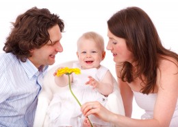 父母身旁的婴儿图片