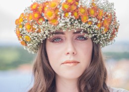 头戴花冠的女孩图片