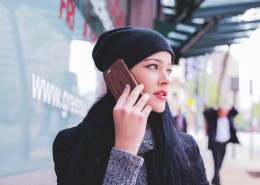 正在打电话的女孩图片