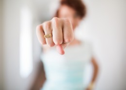 戴着戒指的手图片