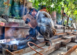 正在电焊的工人图片大全