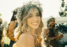 穿着白色婚纱的新娘图片